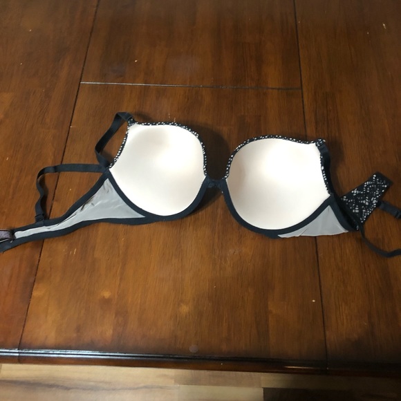 Never worn Victoria’s secret bra. Size 38D - Picture 2 of 7